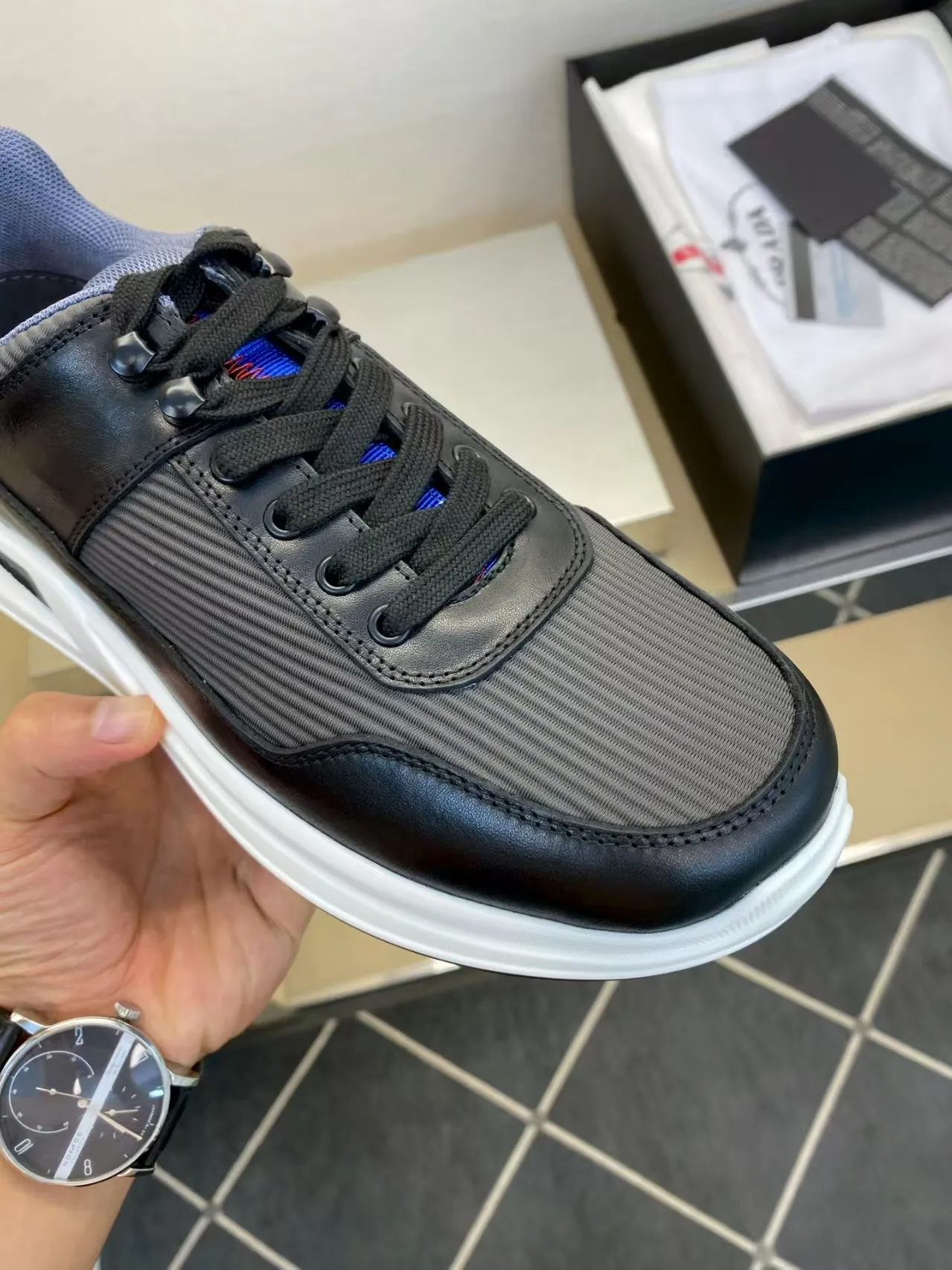 P460 38-45 Prada's new men's genuine leather sneakers, the highest version on the market, any comparison is welcome🆚! The original leather has excellent texture and is super high-end! Fetal sheep net lining imported from Italy, removable pad! Luxurious materials and fine workmanship, highly recommended!